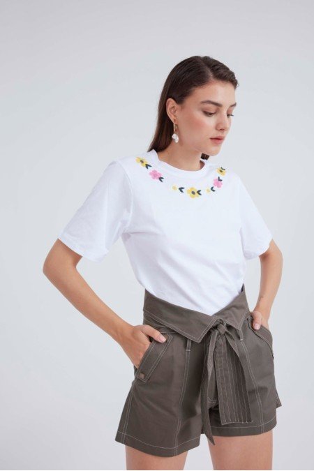 Beyaz Tshırt Nakış Detaylı Beyaz Tshırt Nakış Detaylı